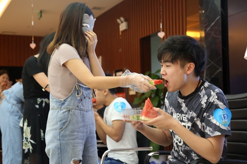 1-1 8月27日，高新区公租房举办迎“七夕”联谊活动。刘攀 摄.jpg