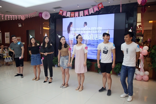 3 “萝卜蹲”游戏活跃现场气氛。刘攀 摄(1).jpg