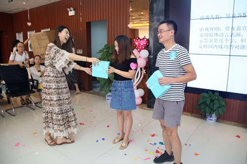 4 主持人为配对成功的男女嘉宾发放巧克力。刘攀 摄 .jpg