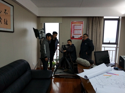 摄制组来到集团公司办公场地取景.jpg