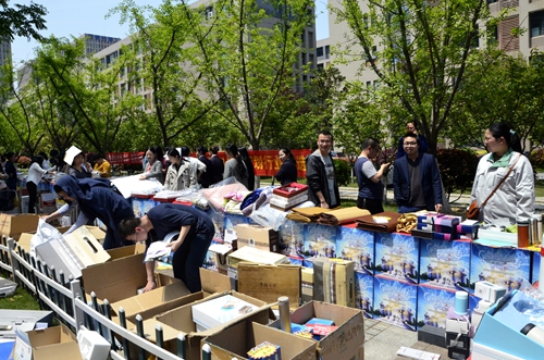 参展企业几乎将整个仓库都搬到了活动现场.jpg 参展企业几乎将整个仓库都搬到了活动现场.jpg