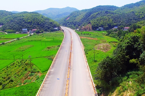 1 7月27日，俯瞰岳宁大道（高新区段）主线已具备通车条件。周柯宇 摄_副本.jpg