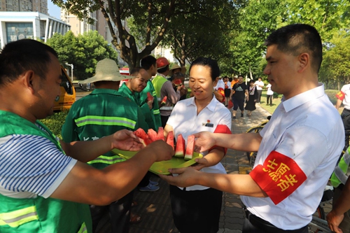 发放西瓜_副本.jpg 发放西瓜_副本.jpg