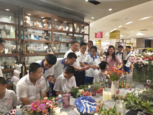 麓谷建发企业服务部参加小手牵大手“长沙蓝”社会实践活动2.jpg 麓谷建发企业服务部参加小手牵大手“长沙蓝”社会实践活动2.jpg