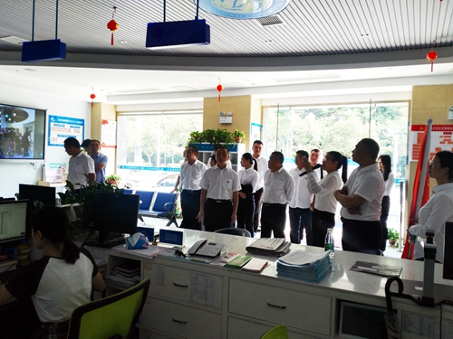 1参观麓锦社区党建阵地.jpg 1参观麓锦社区党建阵地.jpg