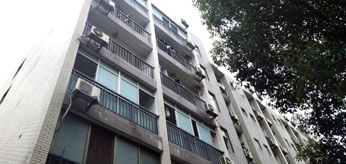 1.提质改造后的高新技术工程学校空调栏杆_副本.jpg 1.提质改造后的高新技术工程学校空调栏杆_副本.jpg