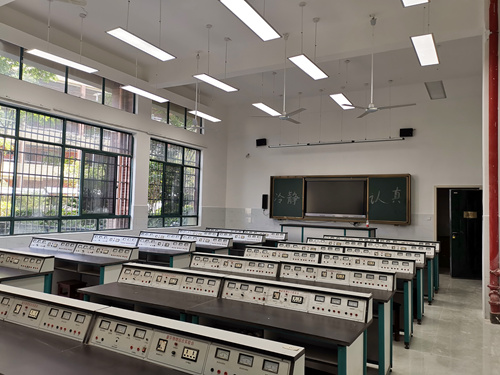 3.明德麓谷学校科技楼设施齐全的教室_副本.jpg 3.明德麓谷学校科技楼设施齐全的教室_副本.jpg