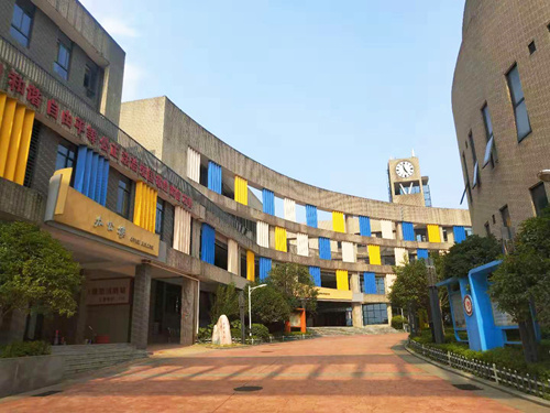 5.装饰一新的金桥小学办公楼_副本.jpg 5.装饰一新的金桥小学办公楼_副本.jpg