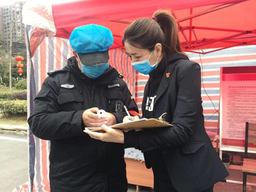 2020年“三八红旗手”何弦：走在疫情防控第一线的“女汉子”